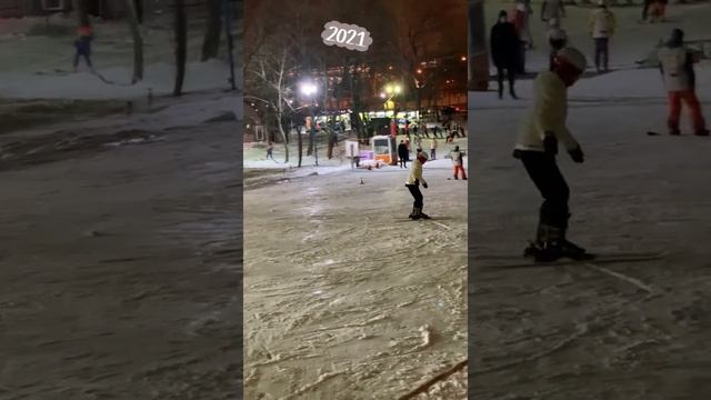 Крылатское. Первое занятие на горных лыжах смотреть онлайн