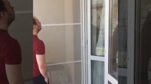 Установили москтиную сетку в проем балконной двери