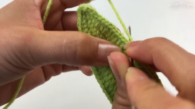 วีดีโอนี้สาธิตวิธีถักดอกเดหลีและใบ смотреть онлайн