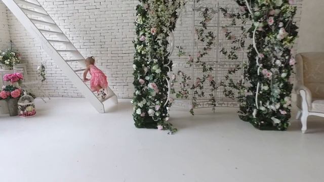 Едем с Алисой на фотосессию в студию cross+, учимся кататься на самокате