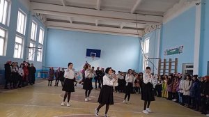 Yangi yil tadbiri uchun qizlar raqsi