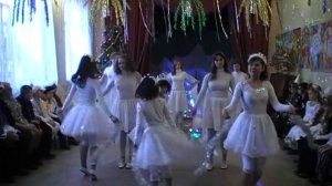 танец  снежинок  и  песня  Снегурочки