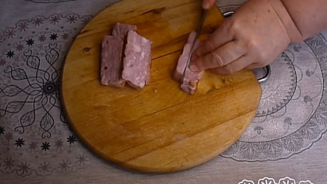 Салат с зелёным горошком, колбасой и сухариками