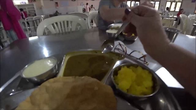 334. Индия 2022. Обзор двухместной комнаты в ашраме, условия заселения. Обед в северной столовой. смотреть онлайн