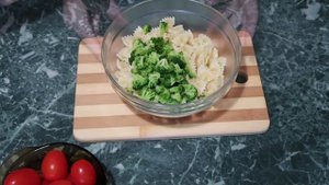 Салат с брокколи и сыром Очень вкусный