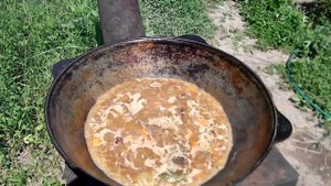 готовим плов в казане на костре из мяса кролика !