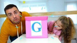 Надя и Папа открывают коробки-сюрпризы с буквами и учат английский алфавит - Часть 1