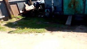 Складные ворота и калитка, которая открывается в обе стороны.