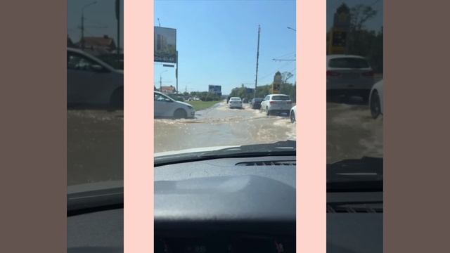 Ростов-на-Дону: на проспекте 40 лет Победы в эти жарки дни появилась река. Коммунальная. ?
