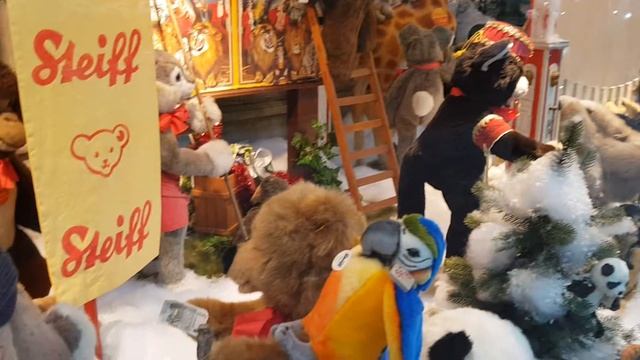 Steiff 2 im Schaufenster des Kaufhof in Düsseldorf смотреть онлайн