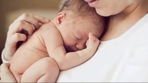 НОСИТЕ НОВОРОЖДЕННОГО РЕБЕНКА НА РУКАХ | Почему вы должны носить ребёнка на руках