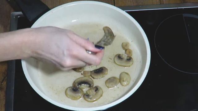 Сочная домашняя пицца с грибами и фаршем на тонком тесте