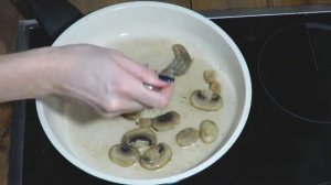 Сочная домашняя пицца с грибами и фаршем на тонком тесте