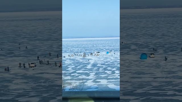 Рыбаки массово вышли на лед Амурского залива