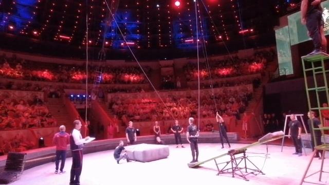 Открытая репетиция братьев Запашных в Большом Ленинградском цирке. Акробаты- вольтижеры.