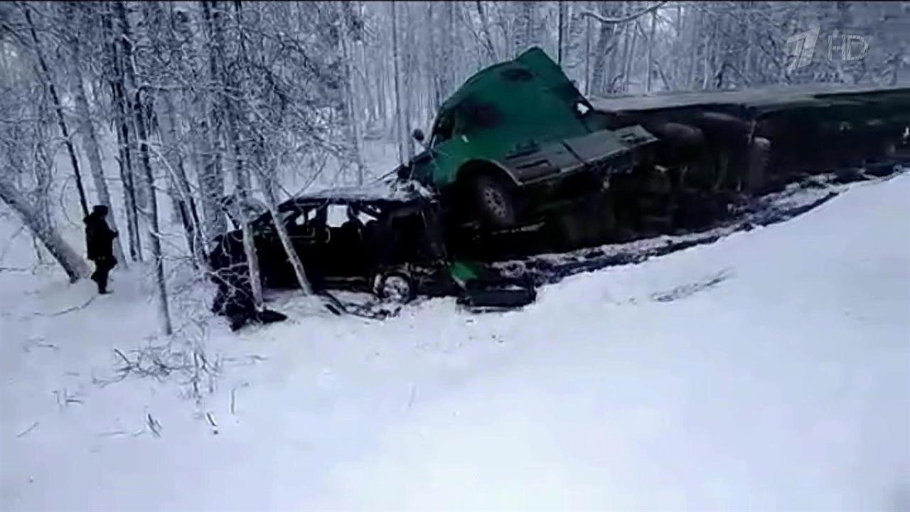 Под Томском столкнулись грузовик и микроавтобус