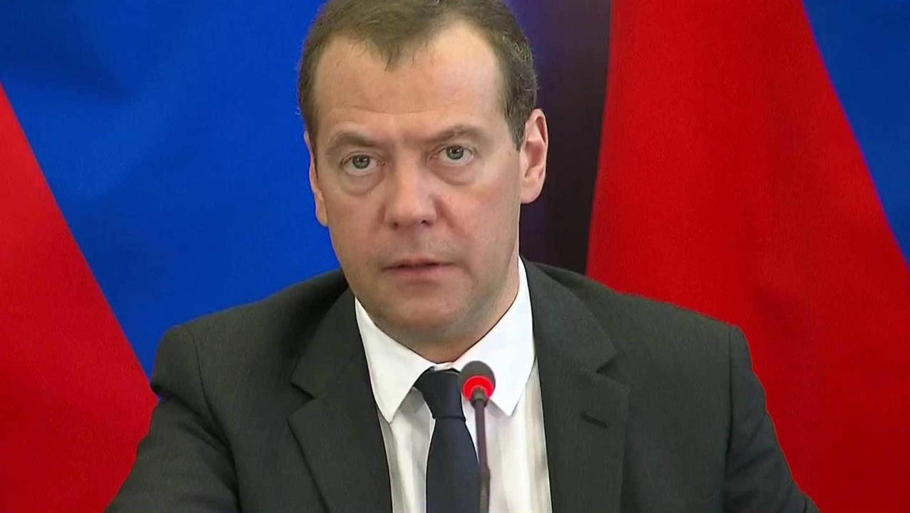 На закупку новых школьных автобусов и машин скорой...регионов будет выделено шесть миллиардов рублей