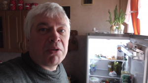 Я возле холодильника, а на холодильнике зелёный лук