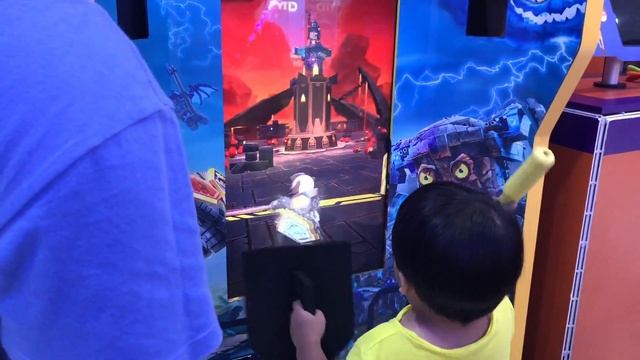 Lego Nexo Knights Academy Demo Playtime at Toys R Us Waterway Point Mall смотреть онлайн