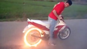 Лучше бы он просто катался на мопеде