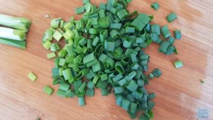 Салат с овощами и сухариками.