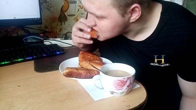 Мукбанг. Накормить сына.Беляши Беляши со свиным фаршем и кофе .Очень вкусные сочные беляши с мясом.