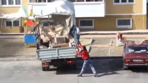 Веселый ветер играет с людьми  Прикол