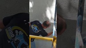 Нанесение короеда на стены,Один из лучших вариантов декоративной штукатурки на не ровные стены.