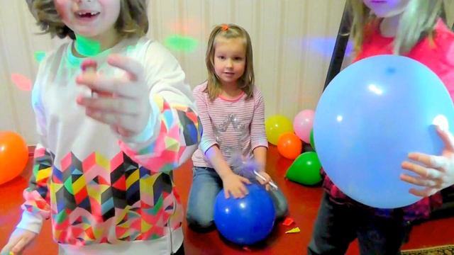 Сюрпризы в шариках | Лопаем воздушные шары с игрушкой | Balloon Popping With Surprise Toys