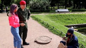 ГИТАРИСТ притворился БЕЗДОМНЫМ