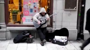 Бомж-музыкант с бесподобным голосом