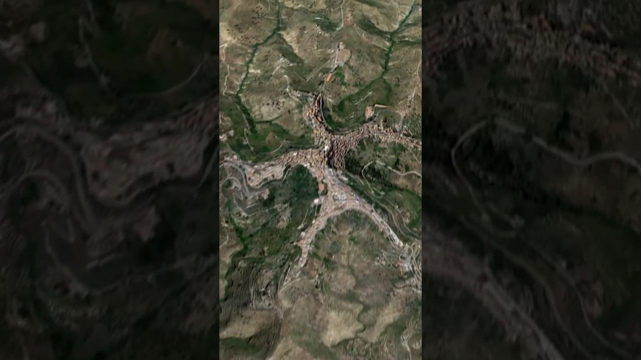 Словно великан лежит на холмах - г. Чентурипе в Италии смотреть онлайн