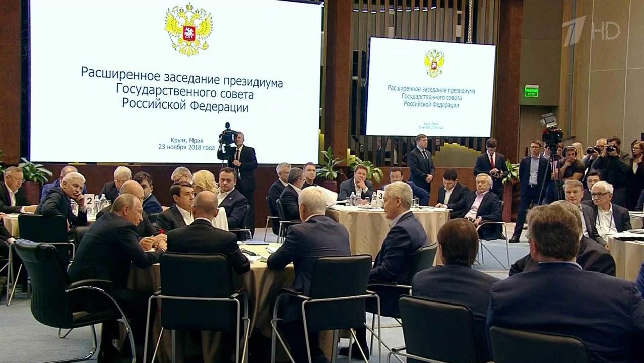 Образование, медицина, жилье, дороги: Владимир Путин в Ялте собрал президиум Госсовета