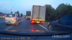 дураки и дороги.автохамы за рулем.два дебила-это сила.