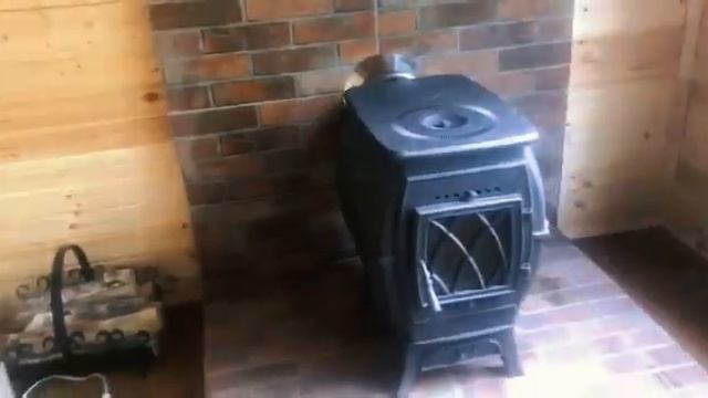 Установленная чугунная печь длительного горения Бахта в дачном доме. смотреть онлайн