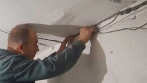 Укладка провода в бетонную стену под плитку