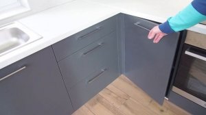 Кухня под окно с верхними ящиками на одной стене. Фасады из ЛДСП Egger