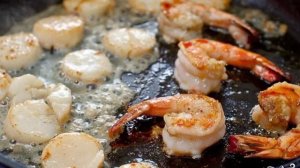 Креветки и морские гребешки с чесноком
