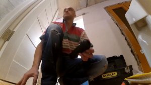 ВЫЛИВАЕТСЯ ВОДА ИЗ УНИТАЗА!! УНИТАЗ БРЫЗГАЕТСЯ ПРИ СЛИВЕ!! Безободковый унитаз Учимся исправлять