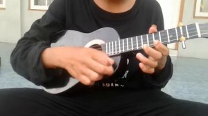 Dancok main ukulele