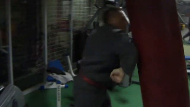 Отработка ударов по разным направлениям на груше смотреть онлайн