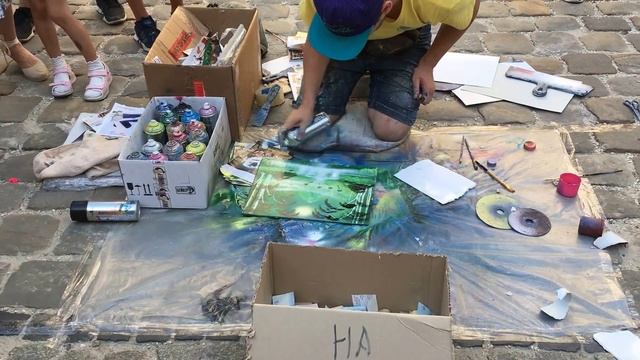Уличный художник ? рисует краской из баллончика ? Львов, Площадь Рынок. spray paint art смотреть онлайн