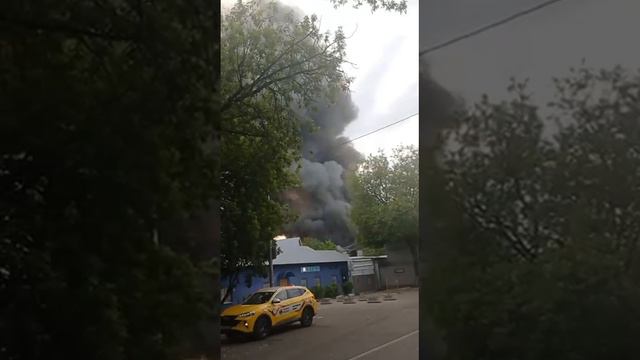 Москва в районе Новогиреево горит склад на площади  2 кв.м,обрушилась кровля