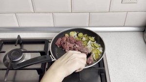КАК ПРИГОТОВИТЬ КУРИНУЮ ПЕЧЕНЬ С СОЛЕНЫМИ ОГУРЦАМИ? Простой и быстрый ужин на скорую руку