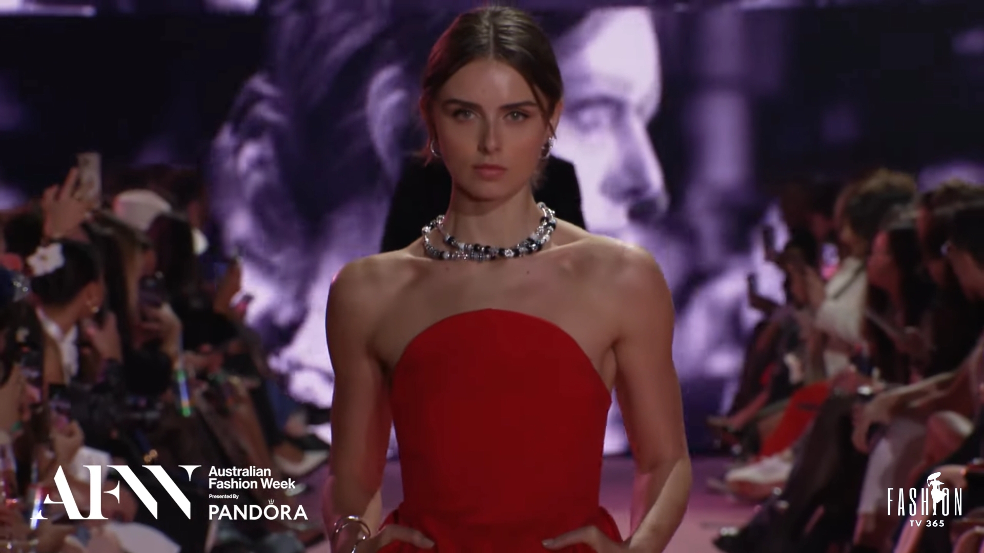 Pandora на закрытии Австралийской недели моды, представленный компанией Pandora смотреть онлайн