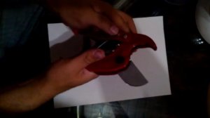 Раскрываем ножницы для резки пластиковых труб