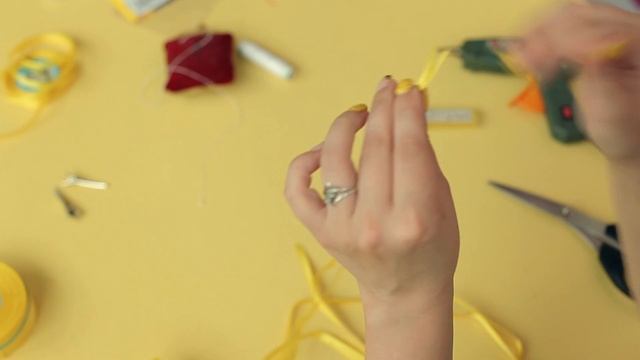 Урок 10. Украшение на пучок в виде бантика. смотреть онлайн