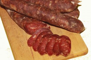 Сыровяленная домашняя колбаса