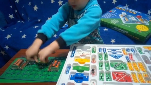 Ребенок 5 лет играет в электронный конструктор 