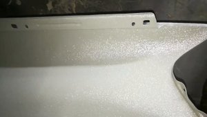 Обрабатываем крыло антигравием и красим фары лаком